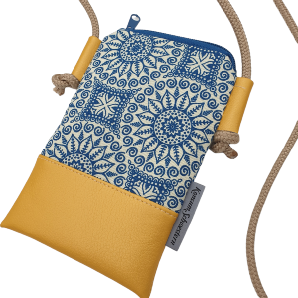 Handytasche zum Umhängen aus Kunstleder gelb und Dekostoff blaue Ornamente