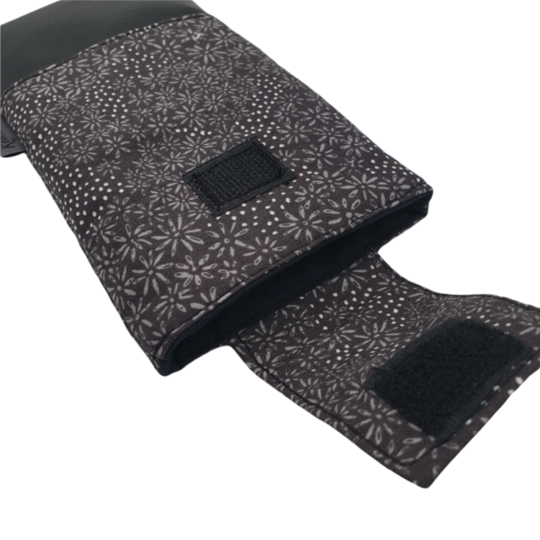Handytasche aus Kunstleder schwarz und Stoff kleine Blümchen auf schwarz mit Klett