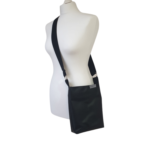 Umhängetasche, Schultertasche, kleine Handtasche mit verstellbarem Gurt schwarz mit Maxi Dots Futter