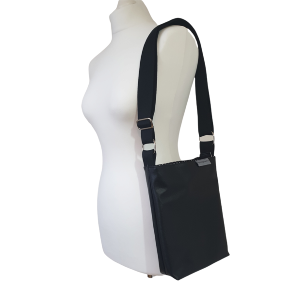 Umhängetasche, Schultertasche, kleine Handtasche mit verstellbarem Gurt schwarz mit Polka Dots Futte