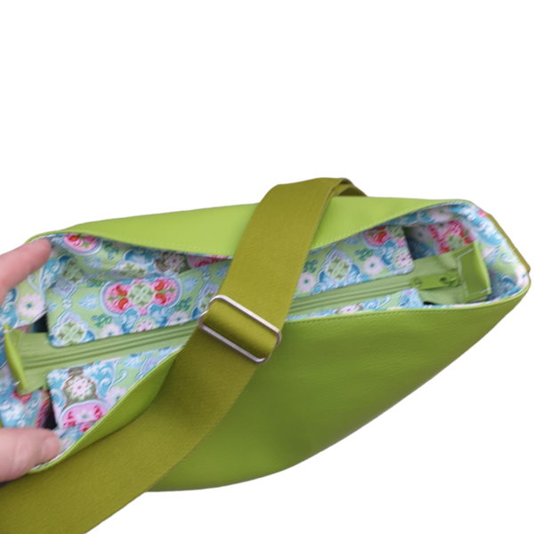 Umhängetasche, Schultertasche, große Handtasche mit verstellbarem Gurt, Grün mit buntem Innenfutter