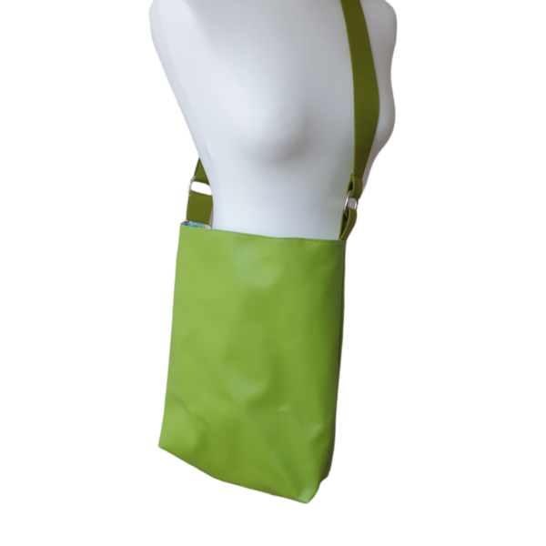 Umhängetasche, Schultertasche, große Handtasche mit verstellbarem Gurt, Grün mit buntem Innenfutter