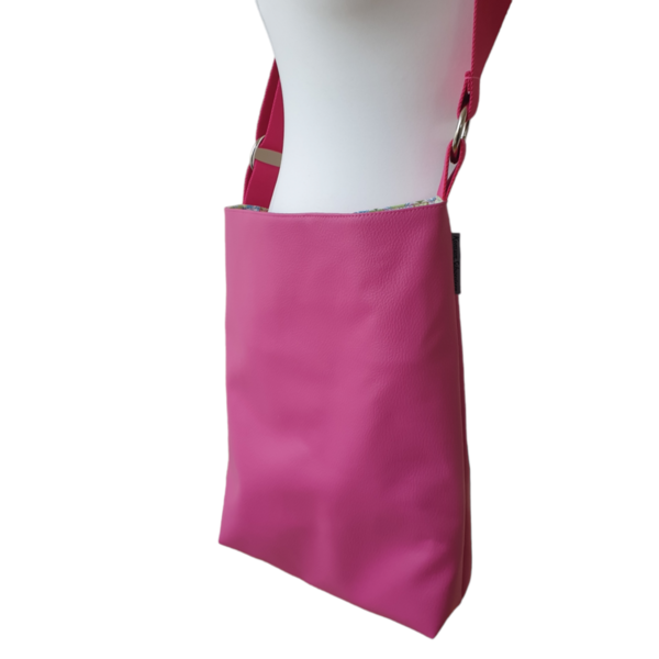 Umhängetasche, Schultertasche, große Handtasche mit verstellbarem Gurt, pink mit bunten Muster innen