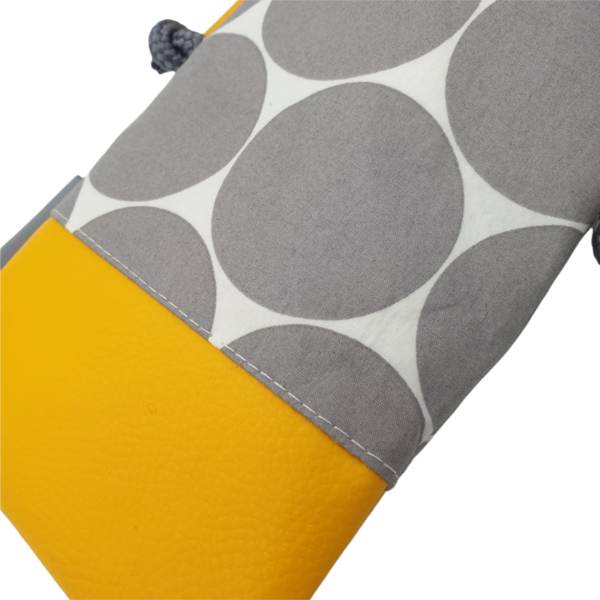 Handytasche zum Umhängen aus Kunstleder gelb  und Stoff Maxi Dots grau