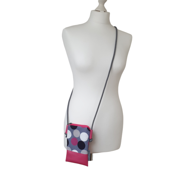 Handytasche zum Umhängen aus Kunstleder pink und Stoff Maxi Dots pink/grau
