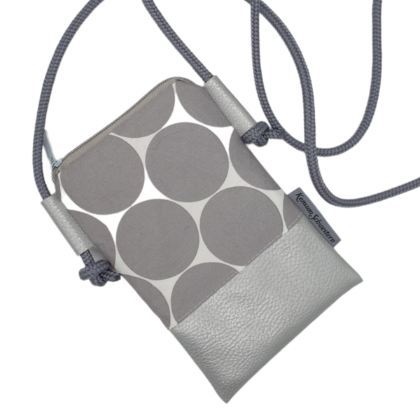 Handytasche zum Umhängen aus Kunstleder silber  und Stoff Maxi Dots grau