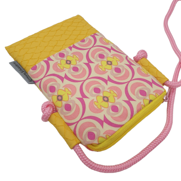 Handytasche zum Umhängen aus Kunstleder gelb und Stoff Ornamente gelb und rosa